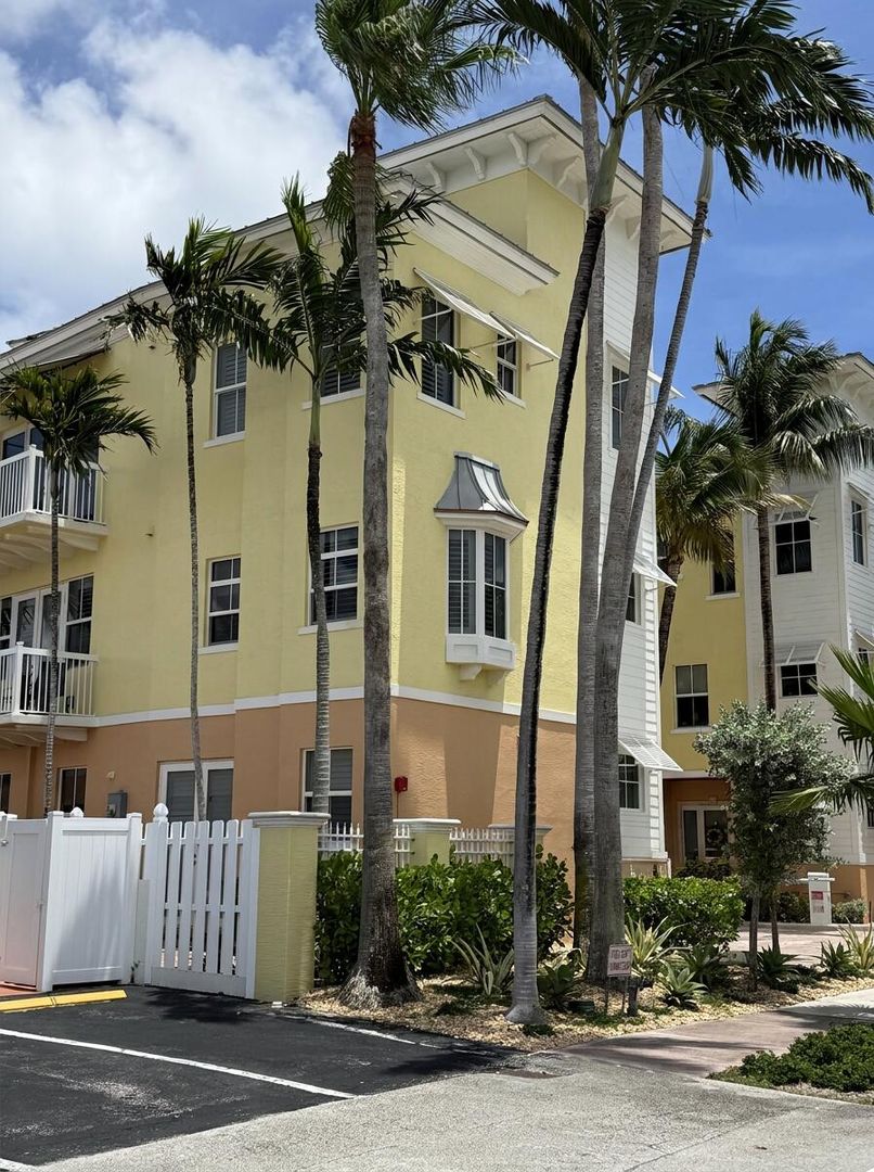 LAUDERDALE BY THE SEA House: 4332 SEAGRAPE DR #APT 4