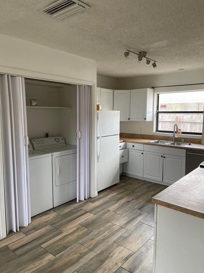 DELRAY BEACH House: 43 SW 8TH AVE