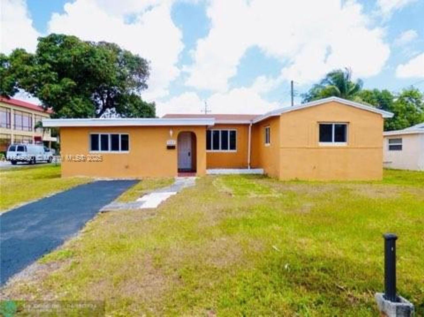 MIAMI GARDENS House: 585 NW 182ND TER