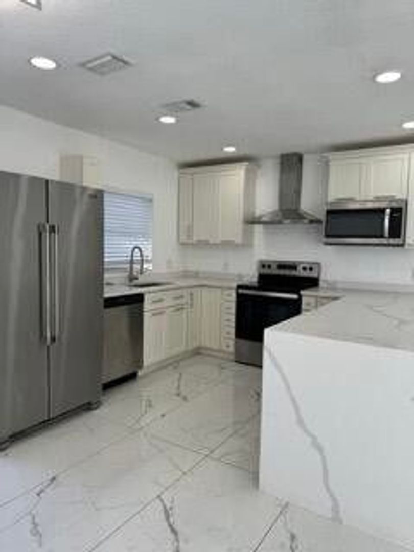 LAUDERHILL House: 1848 NW 55TH AVE APT #3X