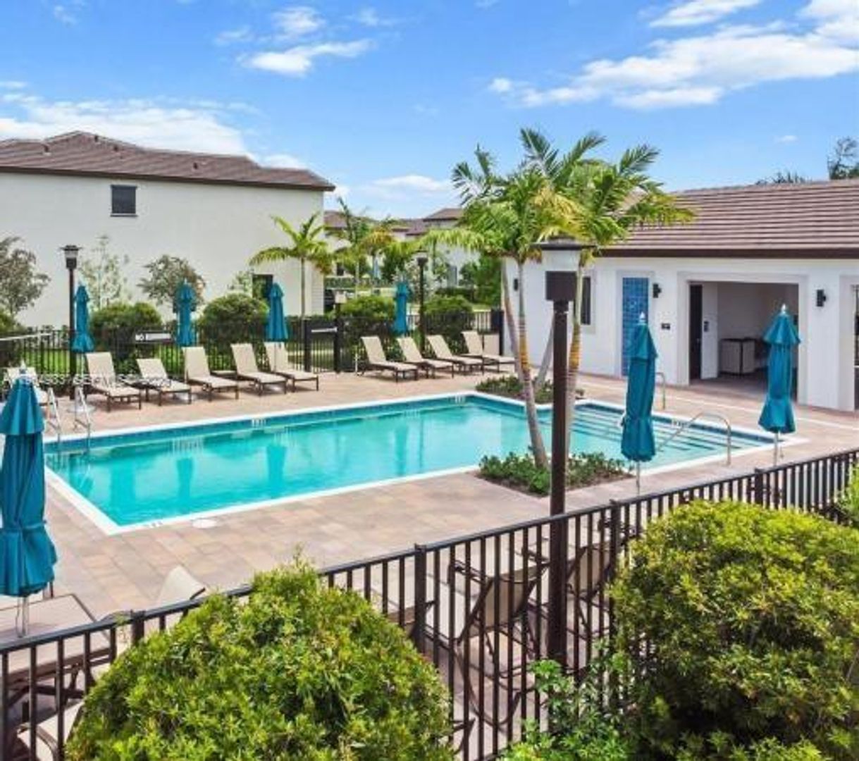 PEMBROKE PINES House: 15927 SW 2ND PL