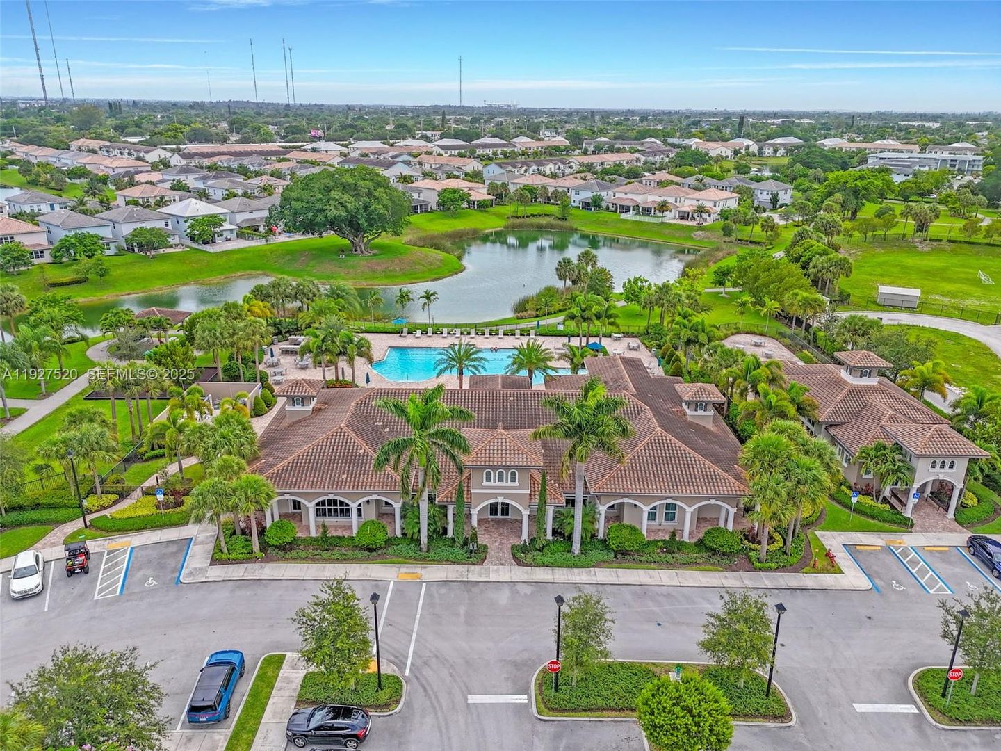 HOLLYWOOD House: 1190 EUCALYPTUS DR #5