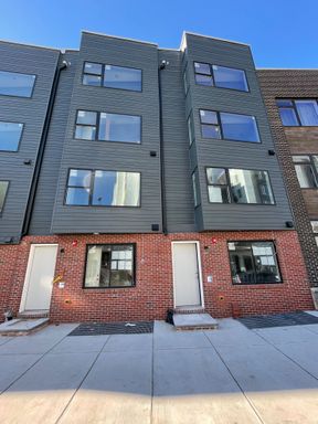 3 Bed / 3.5 bath bi-level apartment in Old Kensington – photo 1