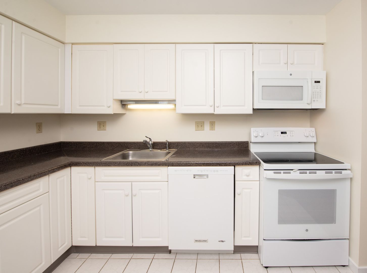 Hamden Apartment: 2 Skiff Street