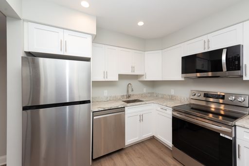 Spacious Top Floor 2-Bedroom Apartment with Pool View, Open Floor Plan, In-Unit Laundry & One and a Half Bathrooms – photo 1