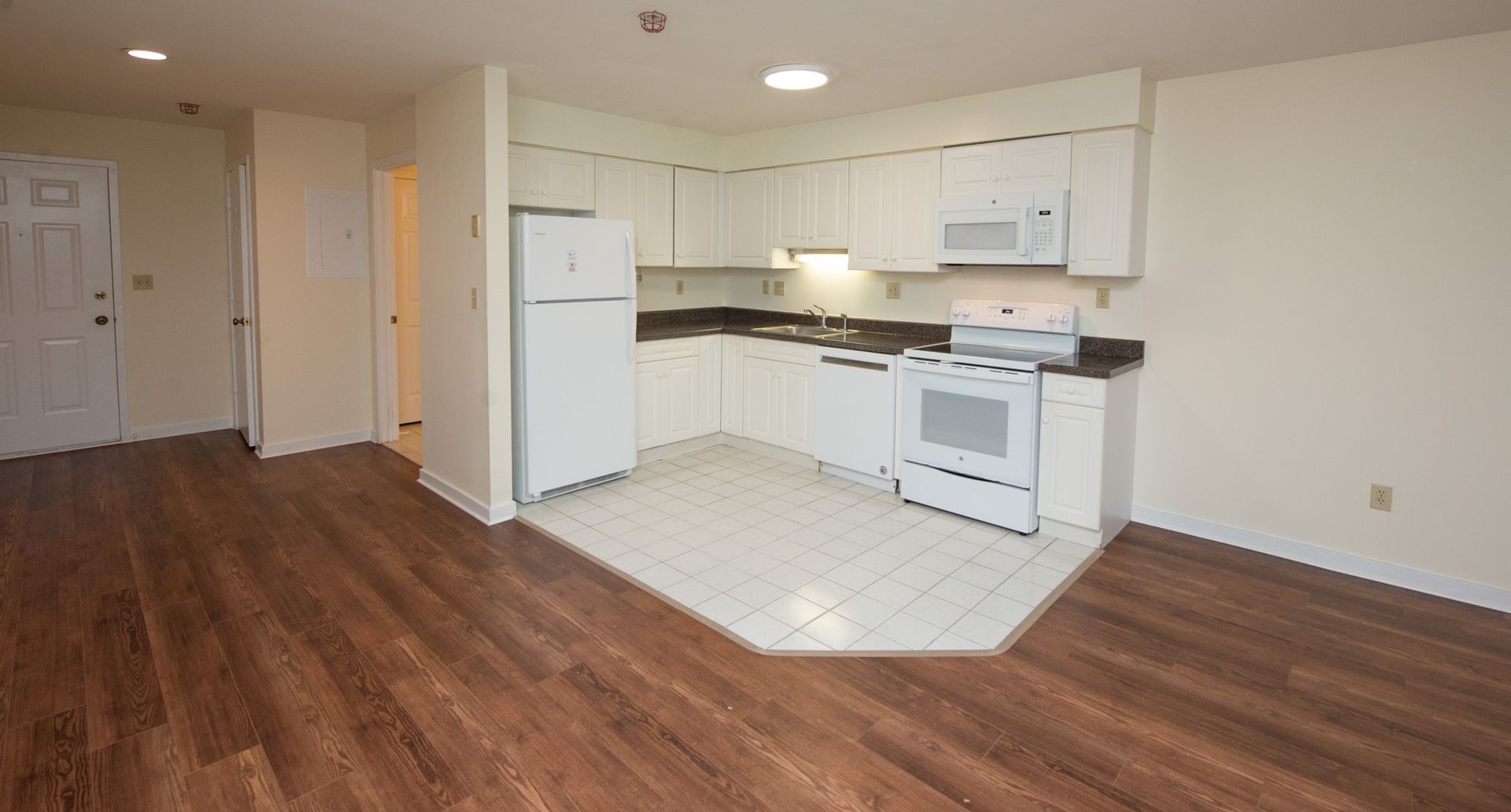 Hamden Apartment: 2 Skiff Street