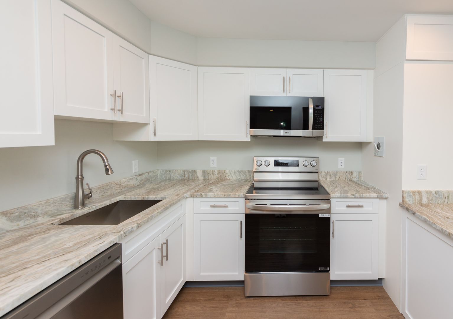 Hamden Apartment: 925 Mix Ave