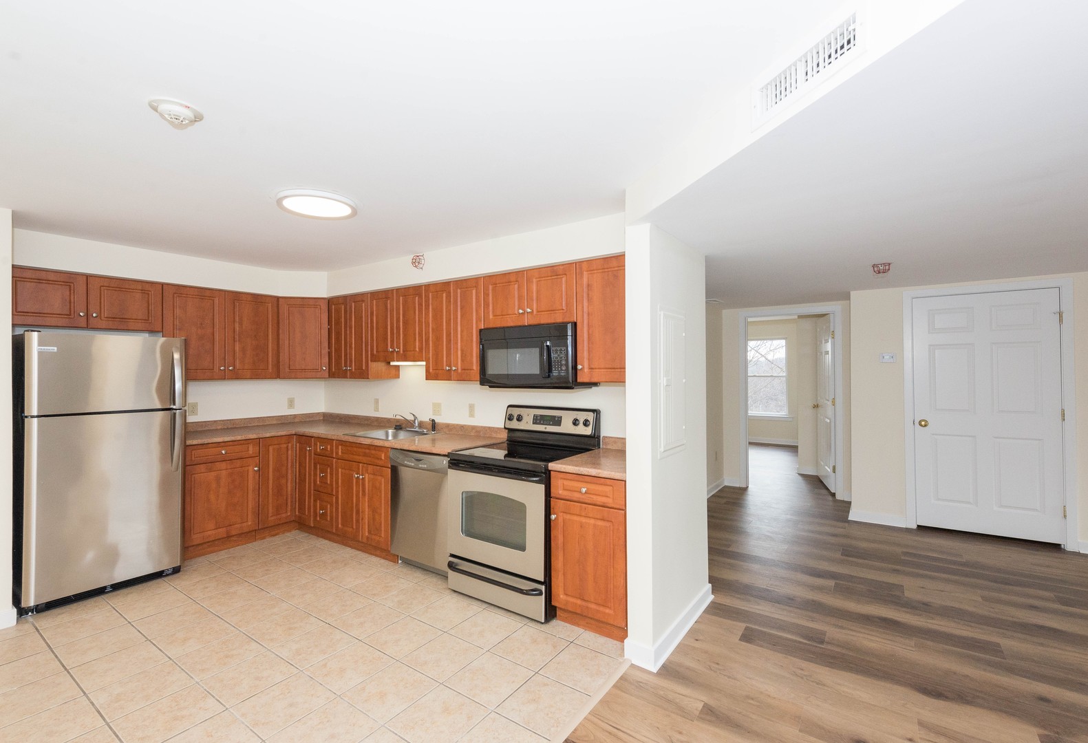Hamden Apartment: 2 Skiff Street