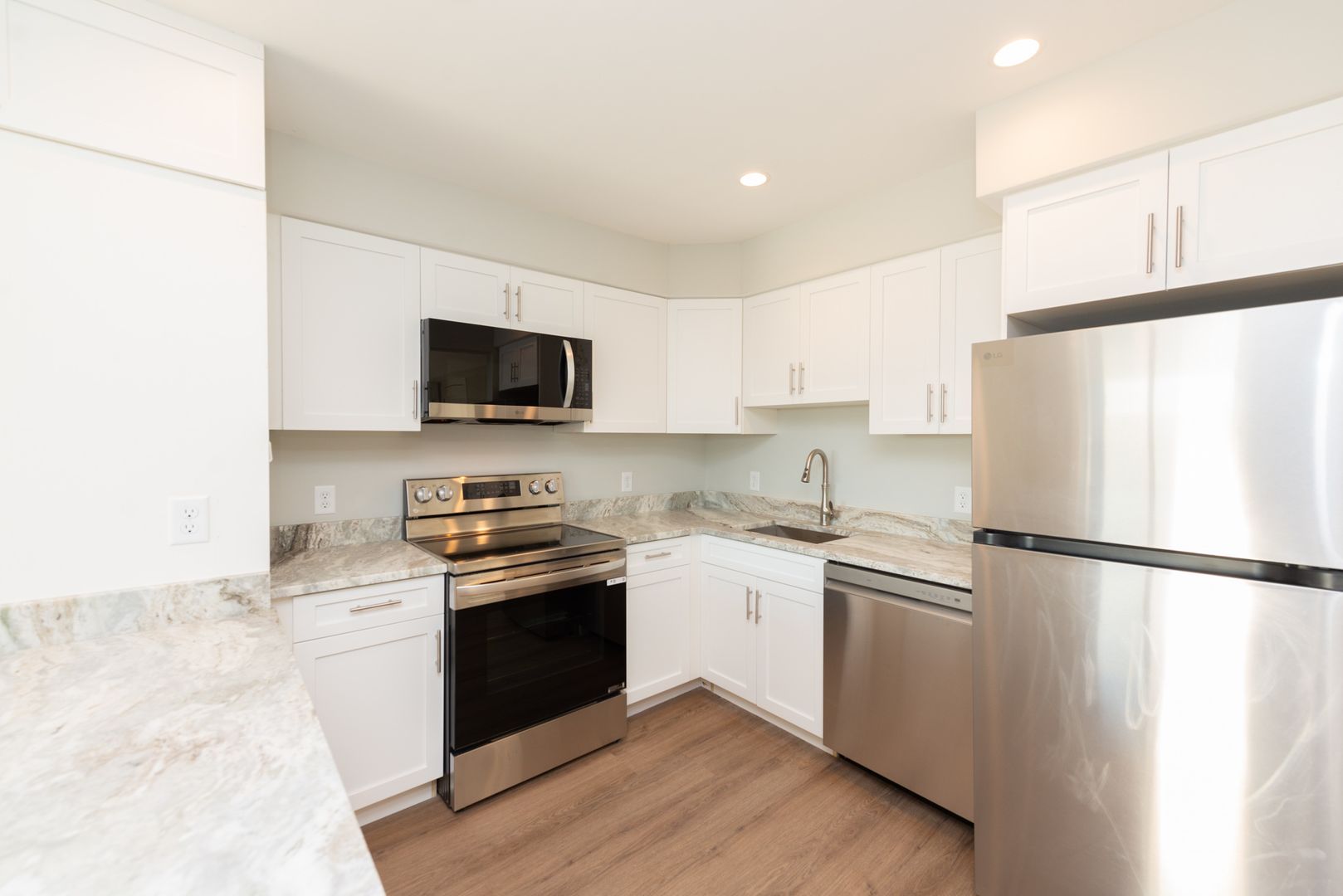 Hamden Apartment: 925 Mix Ave