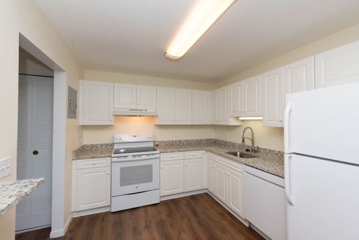 One bedroom with washer/dryer hook-up – photo 1