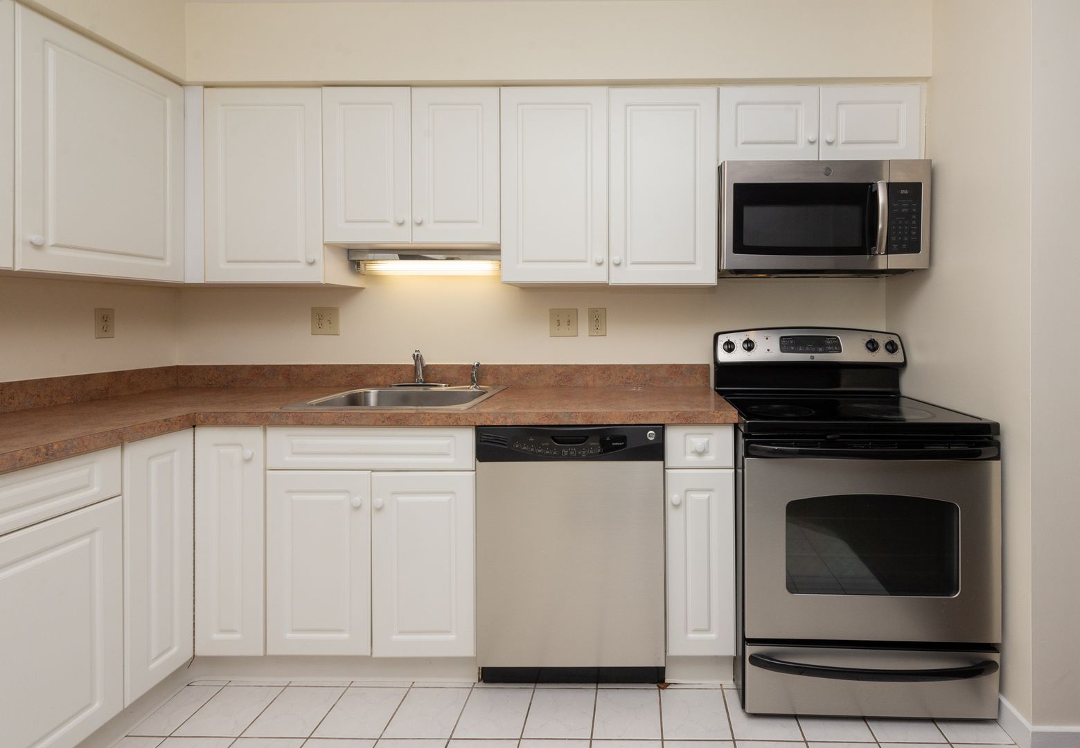 Hamden Apartment: 2 Skiff Street