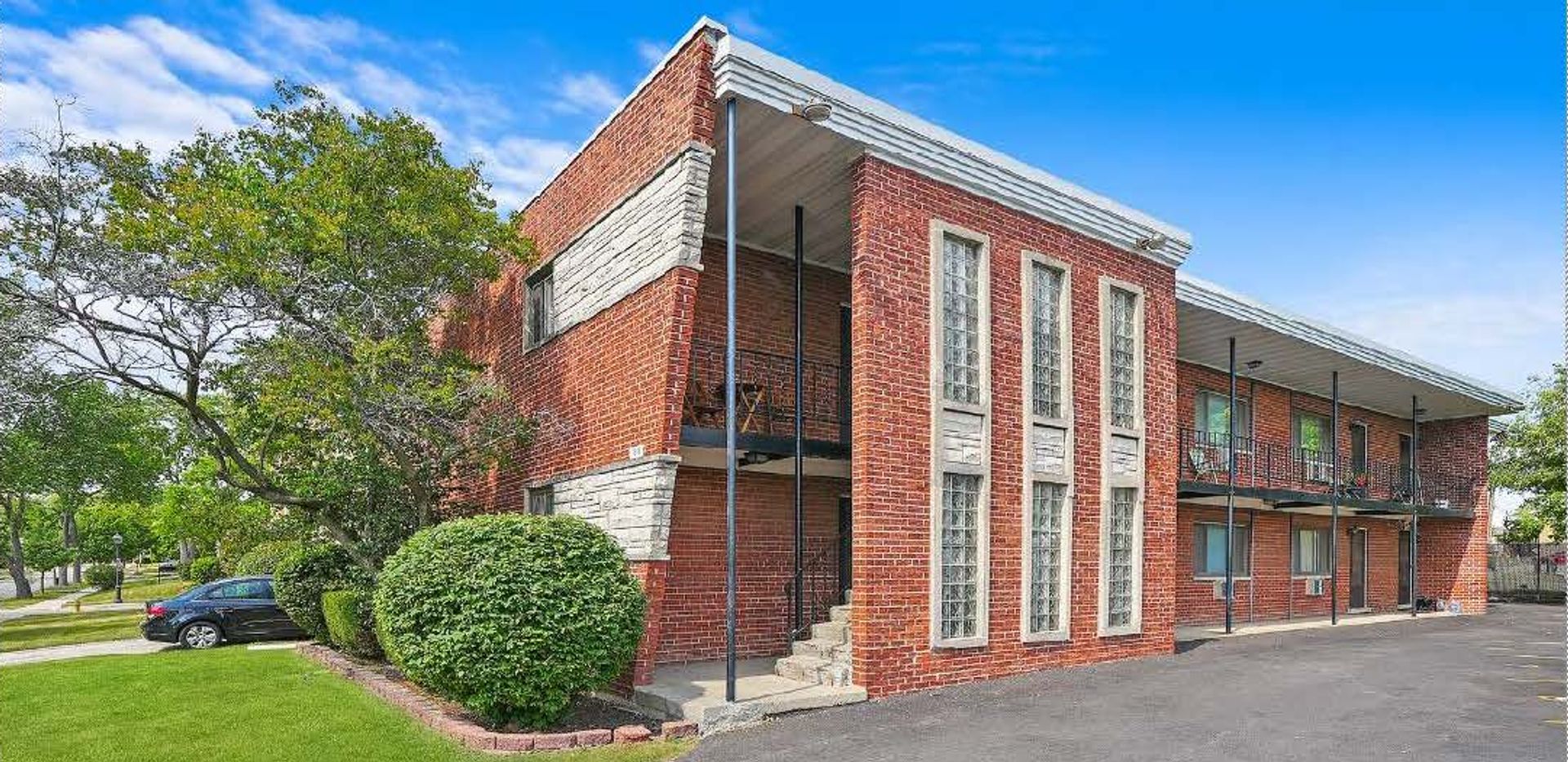 Lombard Apartment: 19 N Garfield