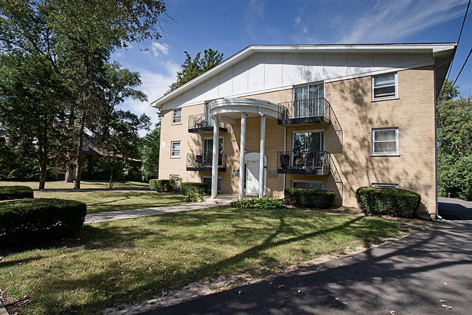 Addison Apartment: 220 E. North Ave