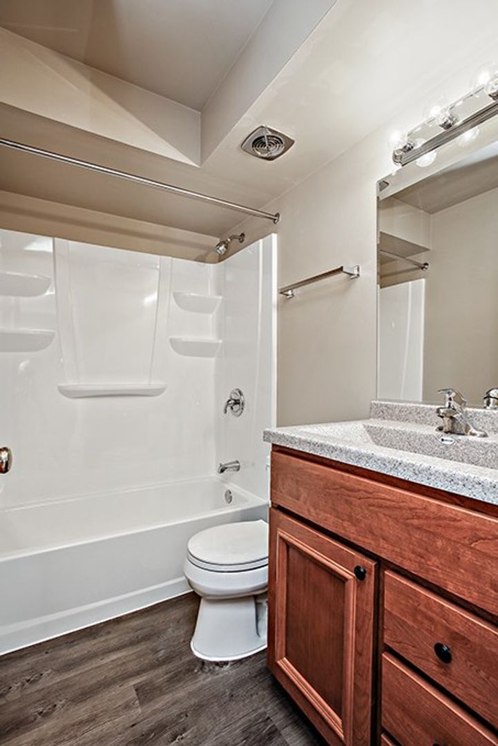Addison Apartment: 331 Fullerton Ave