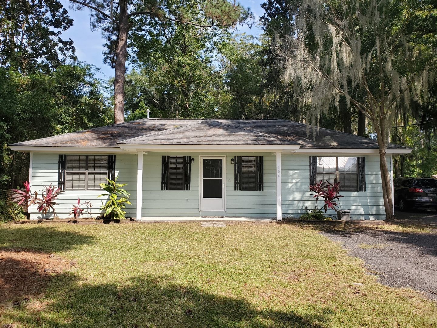 Savannah House: 104 Holcomb St