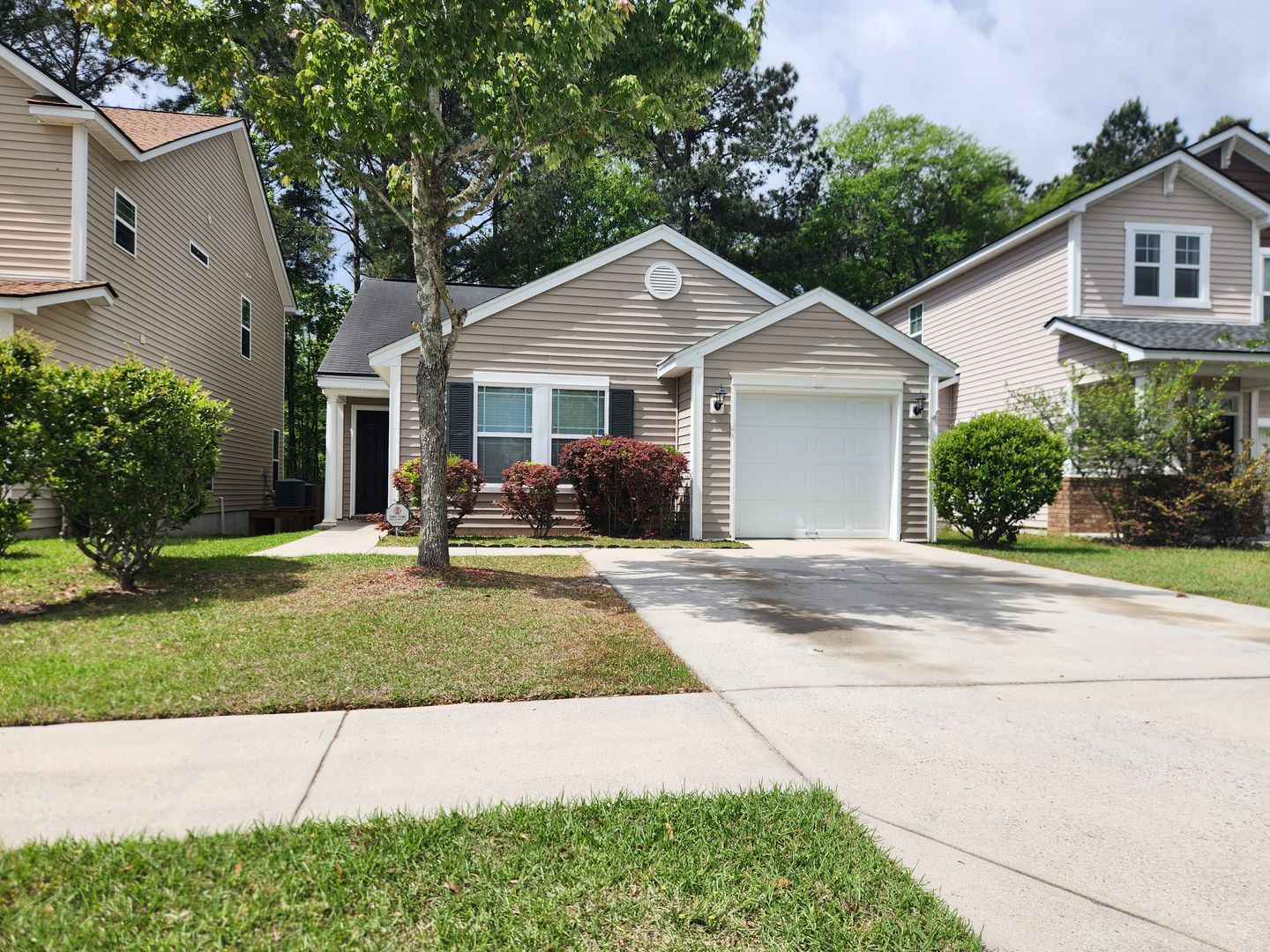 Savannah House: 182 Chapel Lake S