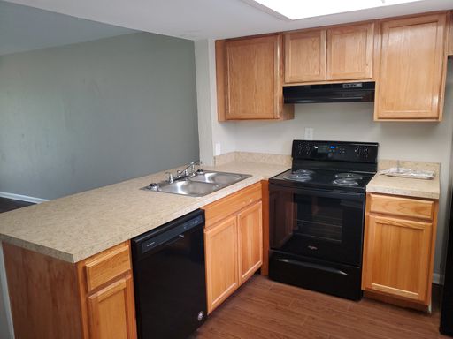 2 bed/2bath Condo on White Bluff close to Coffee Bluff and Truman PKWY! – photo 1