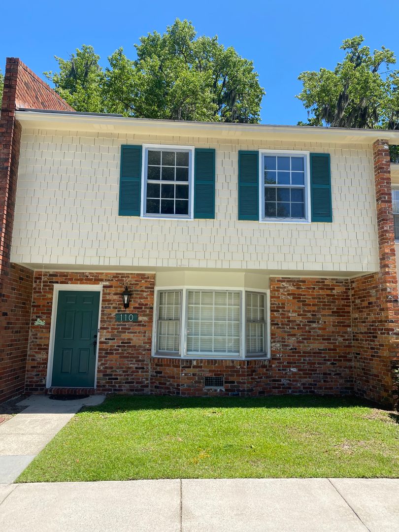 Savannah House: 455 Mall Blvd