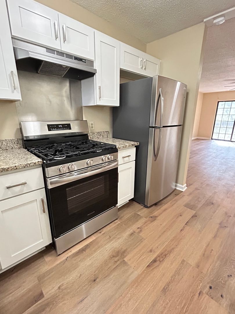 Springfield Apartment: 1030 Ash St Ext