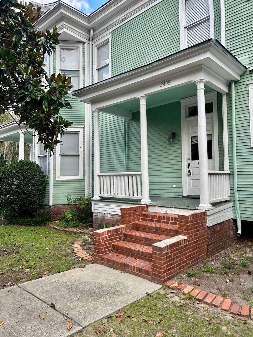 Savannah House: 2402 Lincoln Street