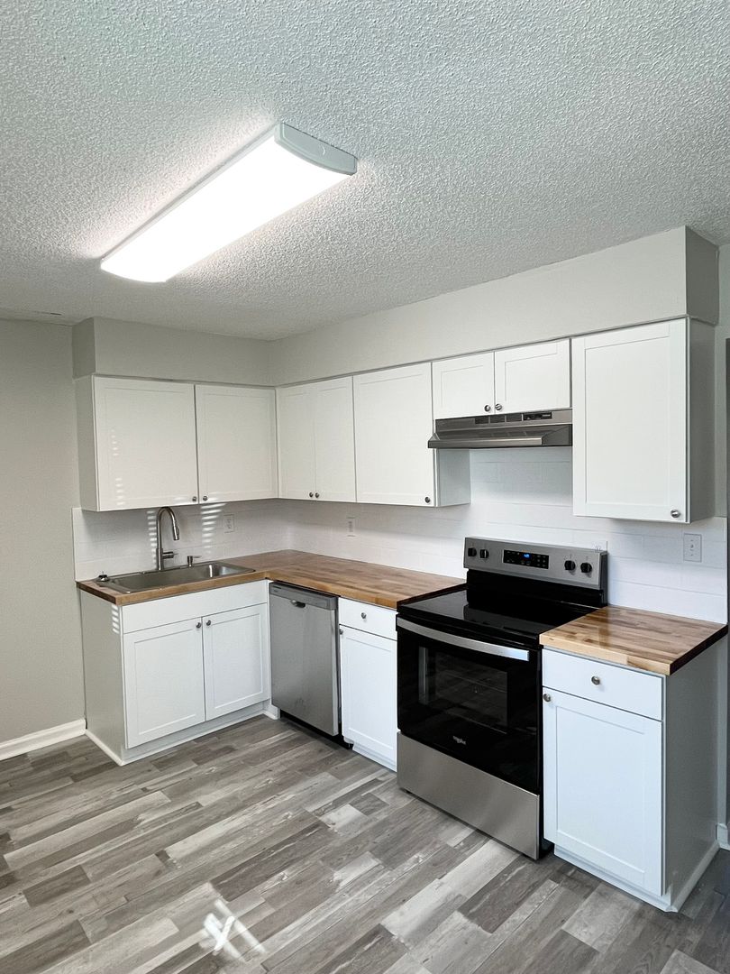 Savannah Apartment: 2524 Semken Ave