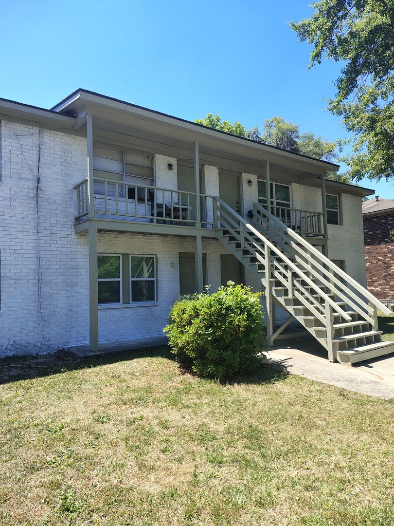 Savannah Apartment: 2526 Semken Ave