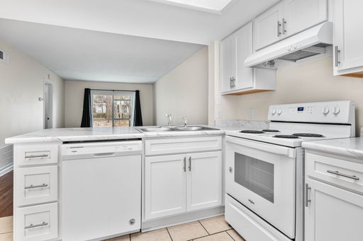 Move-In Ready 2BR/2BA Southside Condo – Water, Trash & Pest Control Included! – photo 1