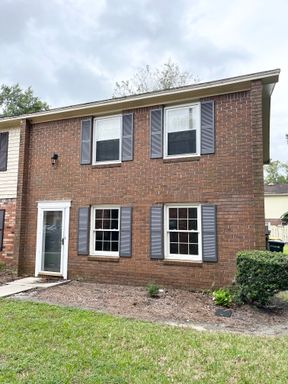 3 bed, 2.5 bath town home in Oglethorpe Place – photo 1