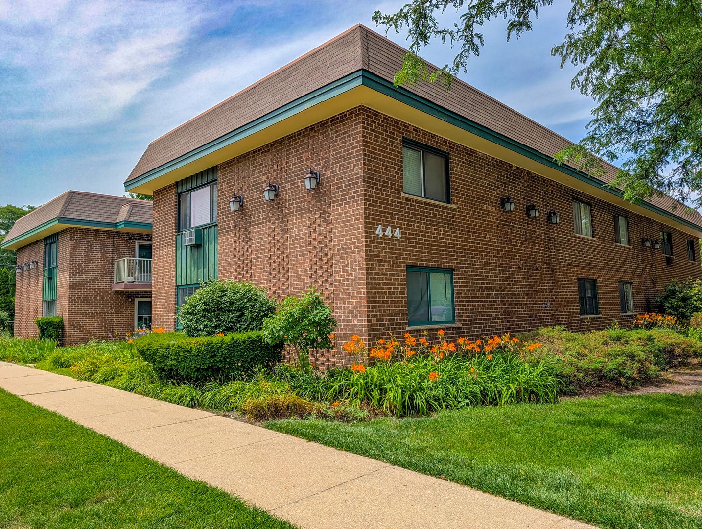 Elmhurst Apartment: 444 S Spring Rd