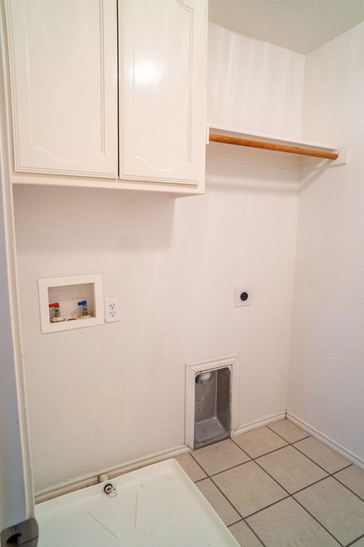 Laundry room at 6100 Horsetrap