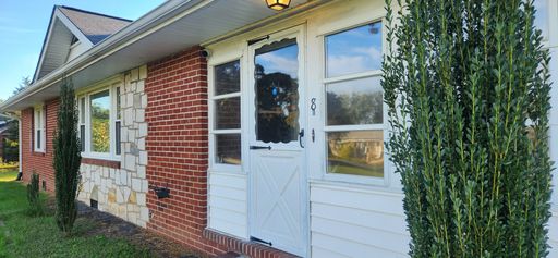 Charming Rambler with 2 Primary Suites! – photo 1