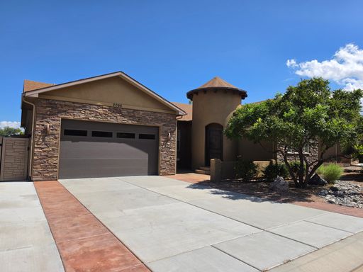 Stunning 3 bed 2 bath home near Tiara Rado – photo 1