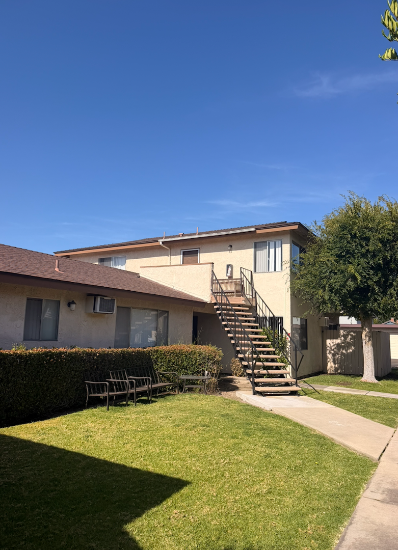 Tustin Apartment: 14702 Plaza Dr