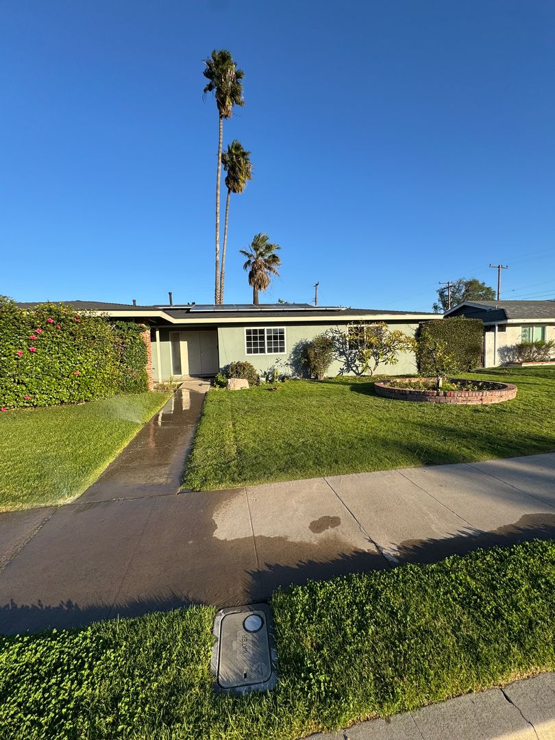 Orange House: 581 S Prospect