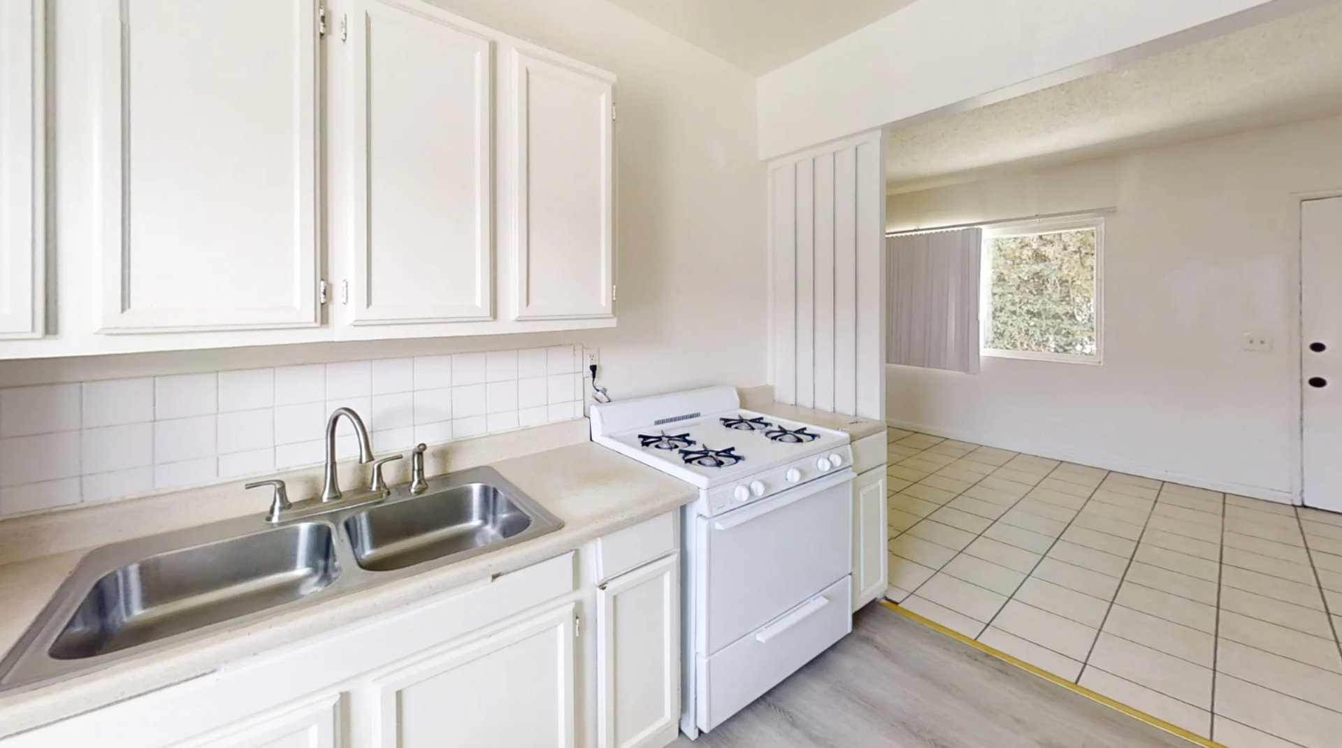 Long Beach Apartment: 3348 Santa Fe Ave