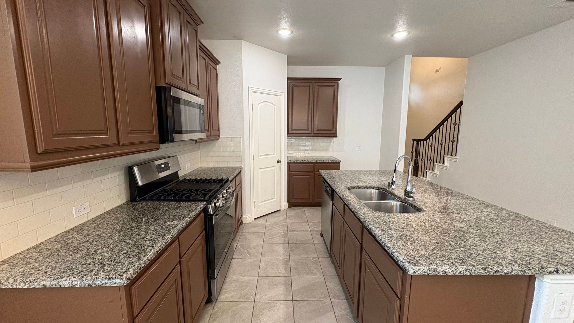 610 Alderwood 8 of 12