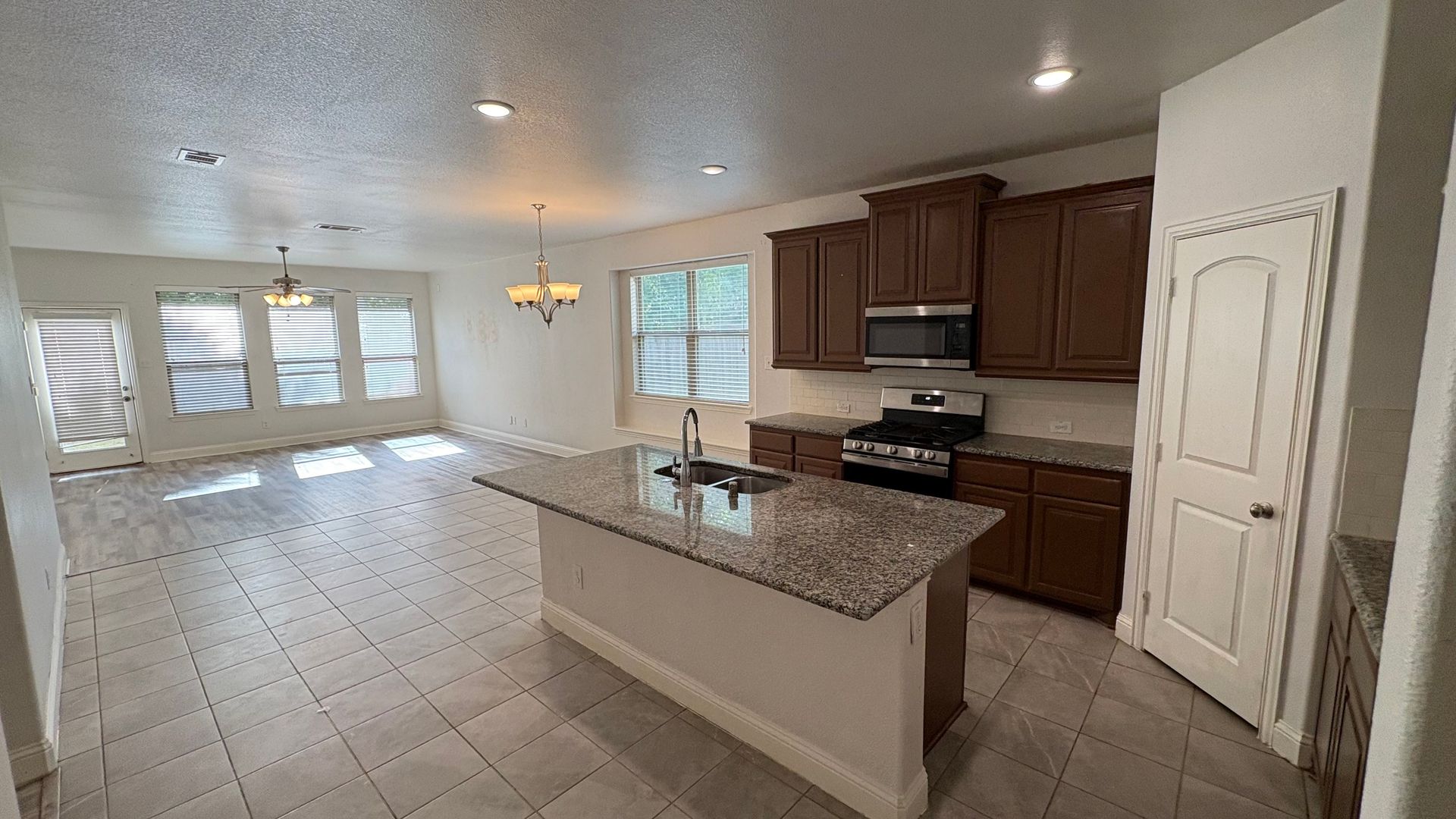 610 Alderwood 4 of 12