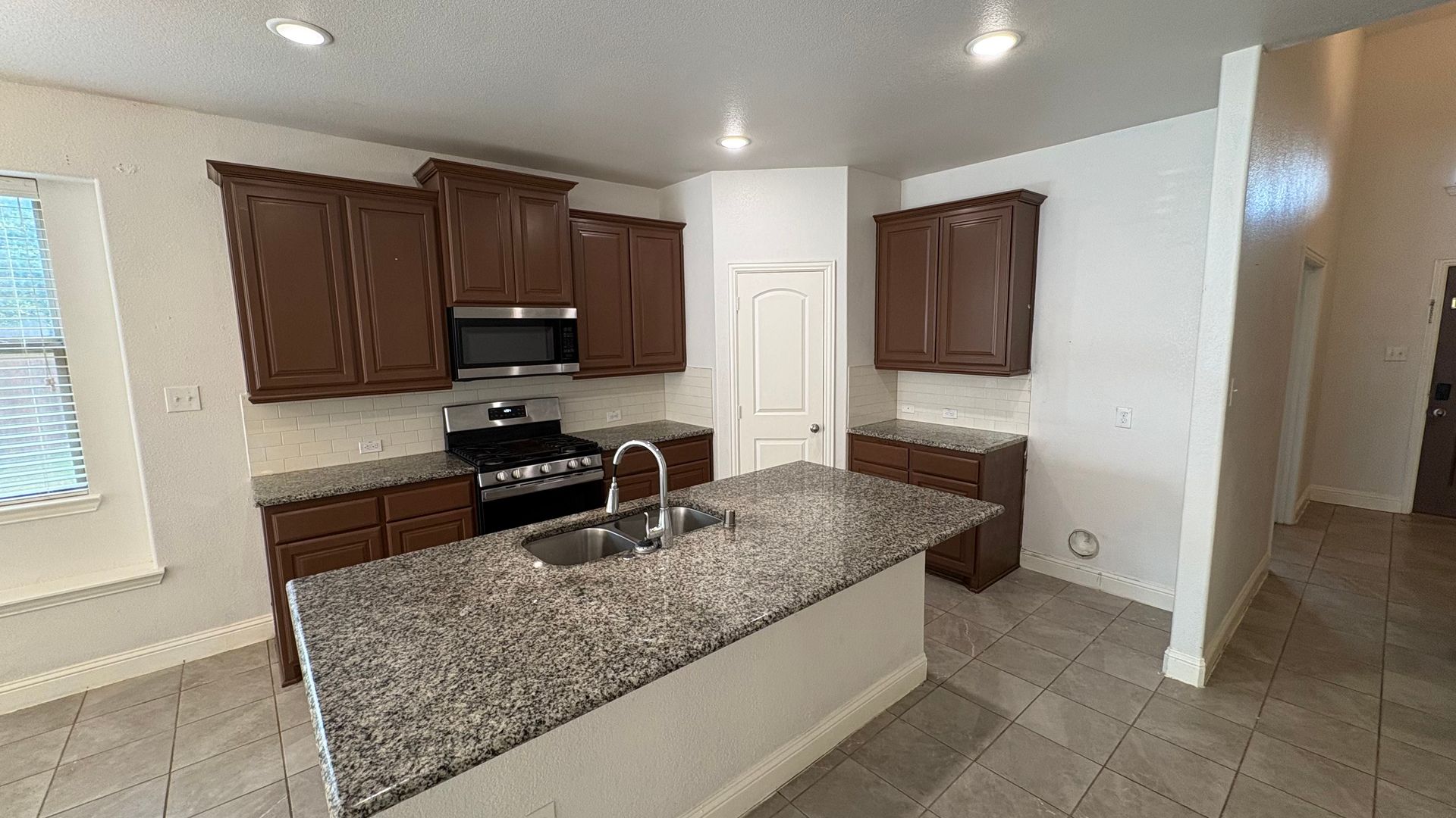 610 Alderwood 5 of 12