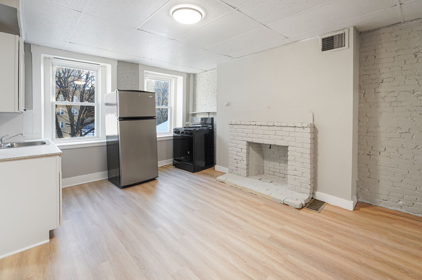 Lowell Apartment: 110 Appleton St