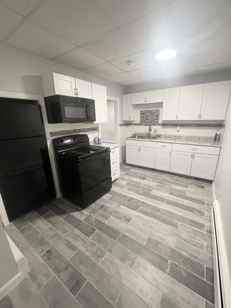 West Warwick Apartment: 82 Pond St