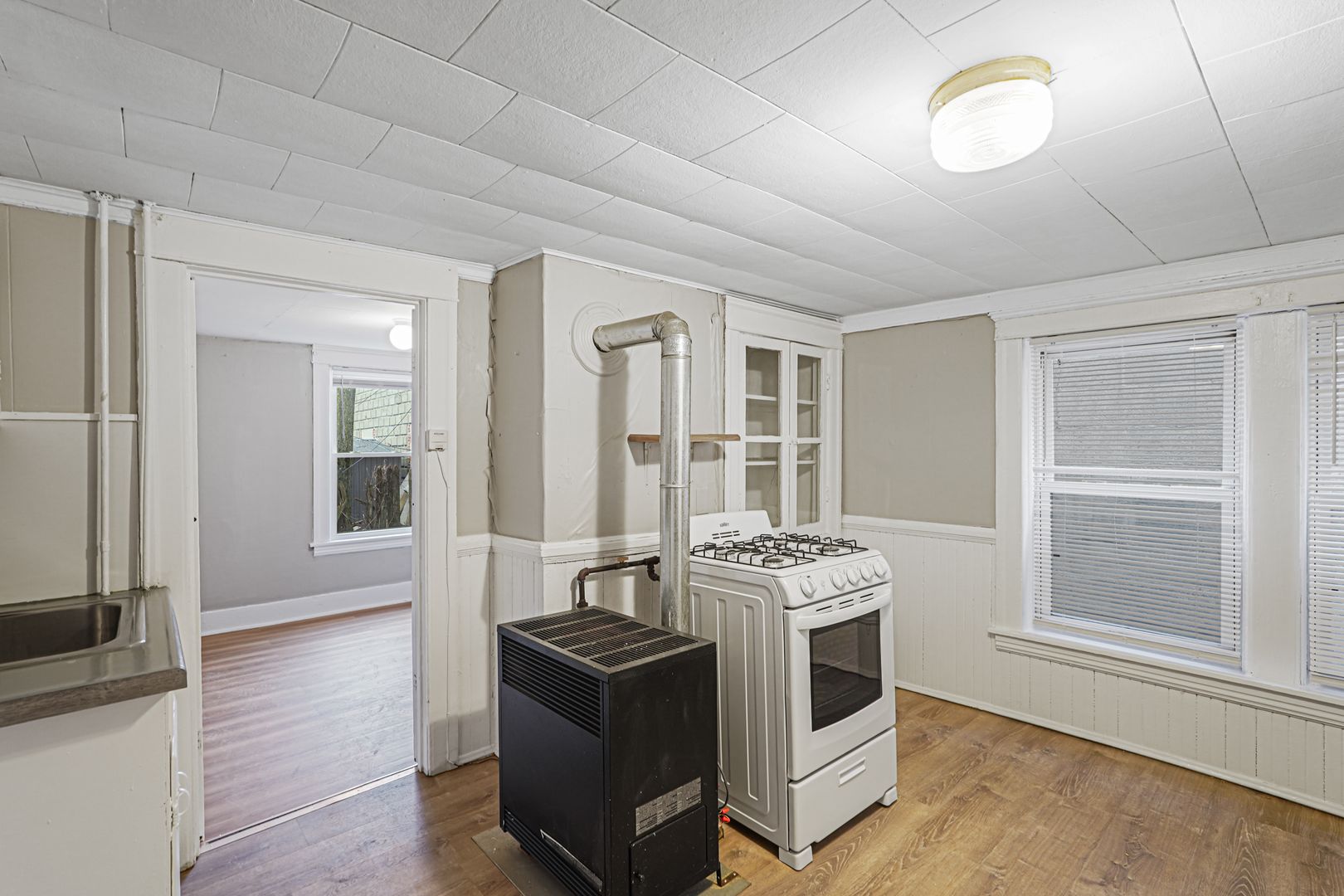 Worcester Apartment: 10 1/2 Ellsworth St