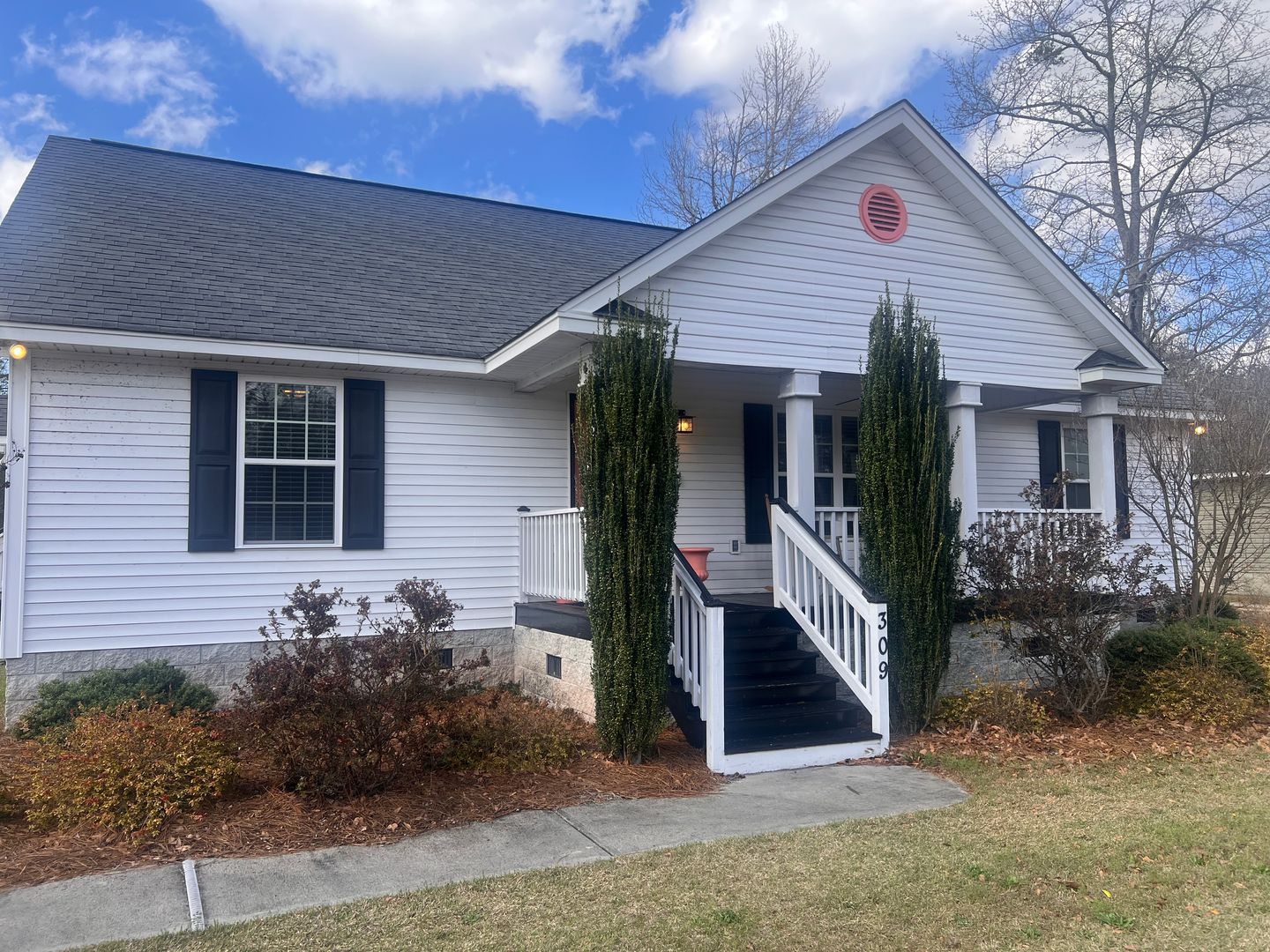 Darlington House: 309 White Magnolia Ave