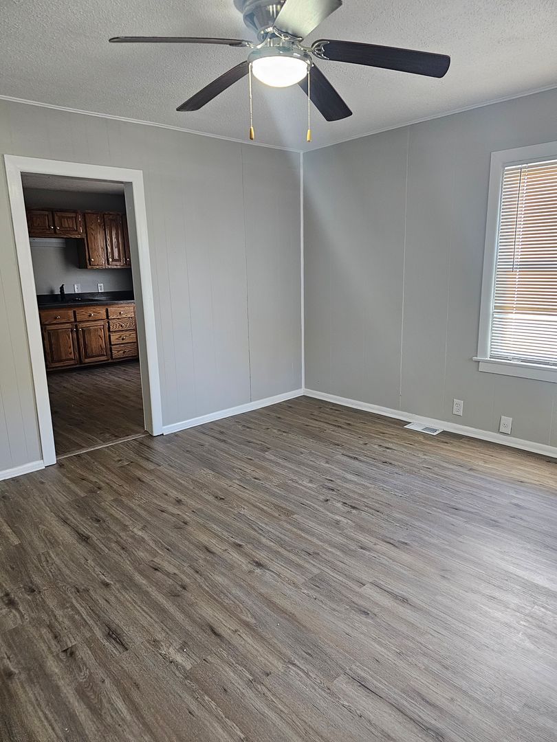 Hodgenville House: 358 W Maple Ave