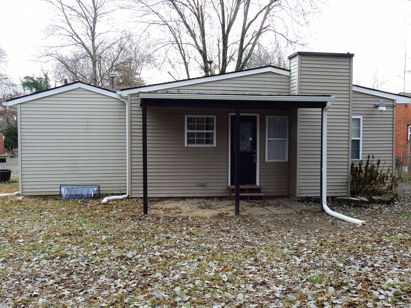 Louisville House: 9813 East Avenue