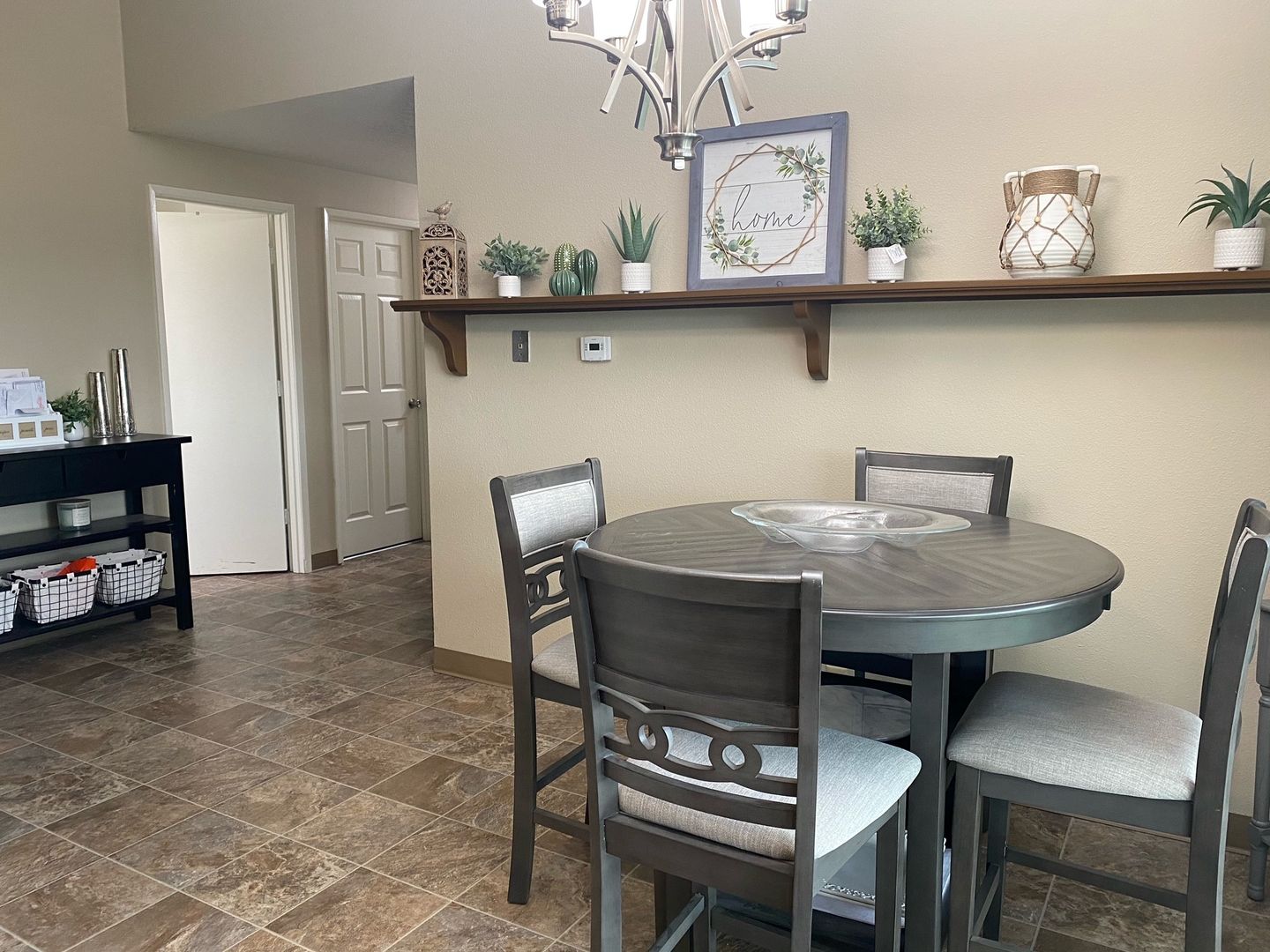 Salem Apartment: 6652