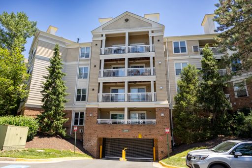 Stylish Worldgate Condo Just Minutes from Metro – photo 1