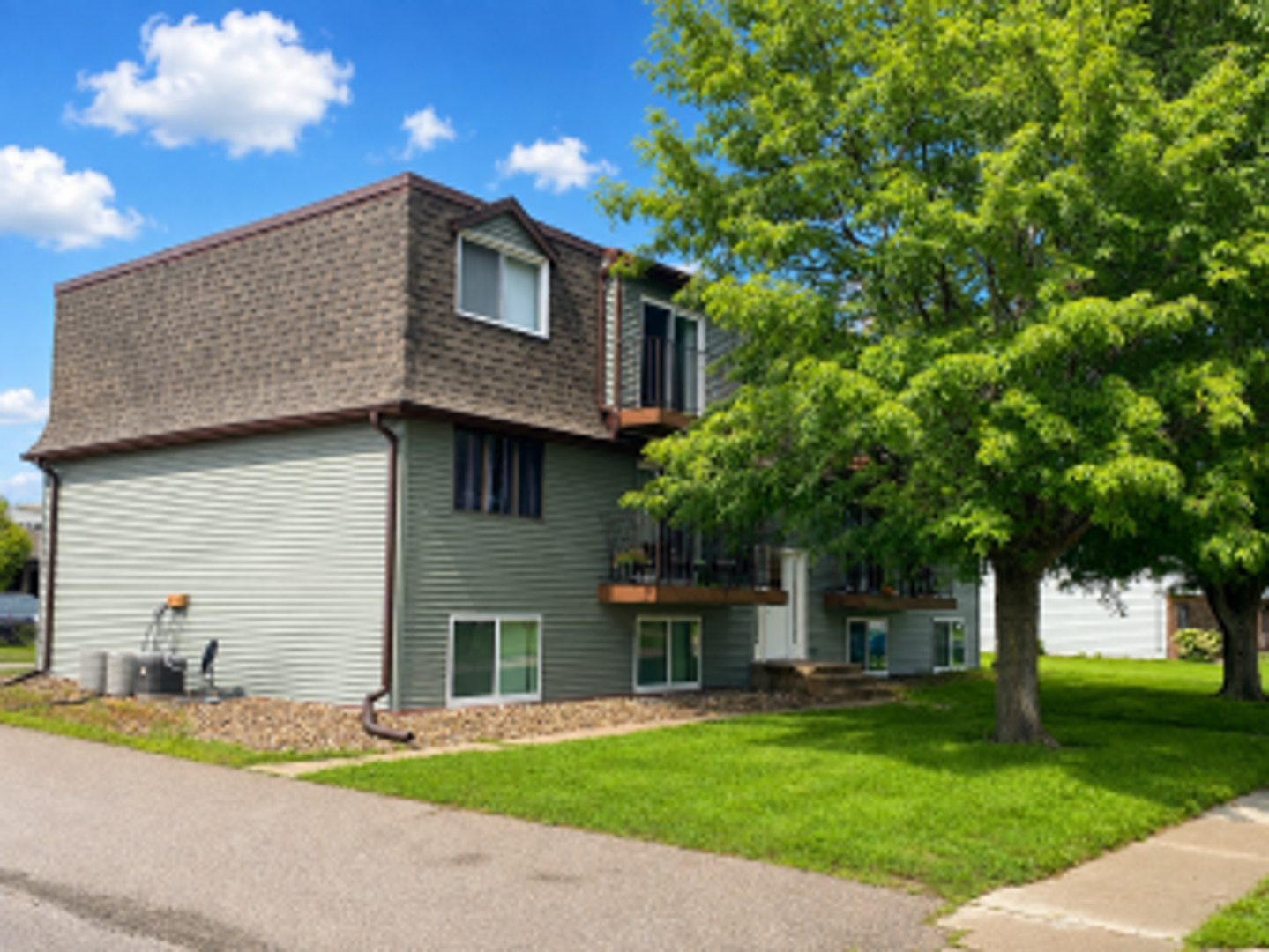Cedar Rapids Apartment: 850 Bridgit Ln SE