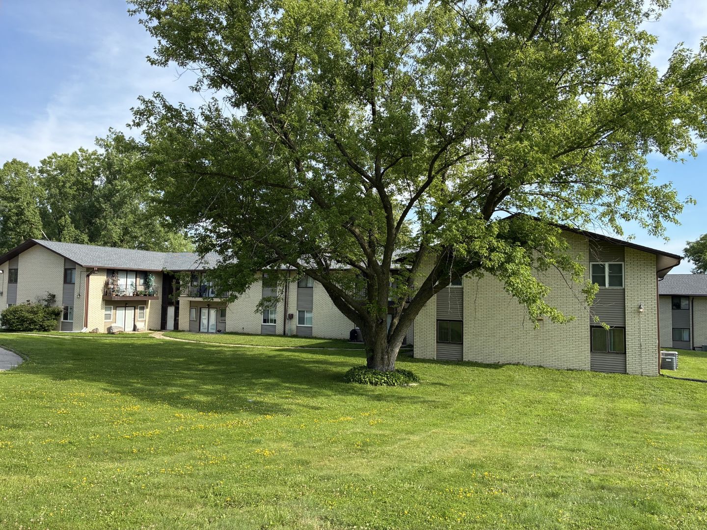 Cedar Rapids Apartment: 2050 Edgewood Rd NW