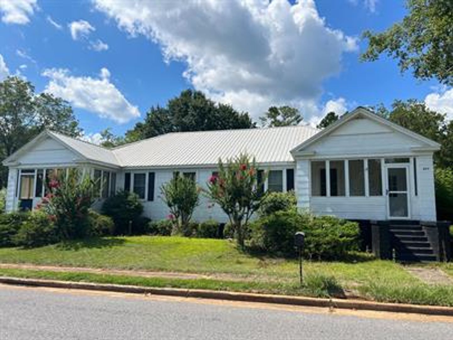 Talladega House: 307 W Parkway Ave