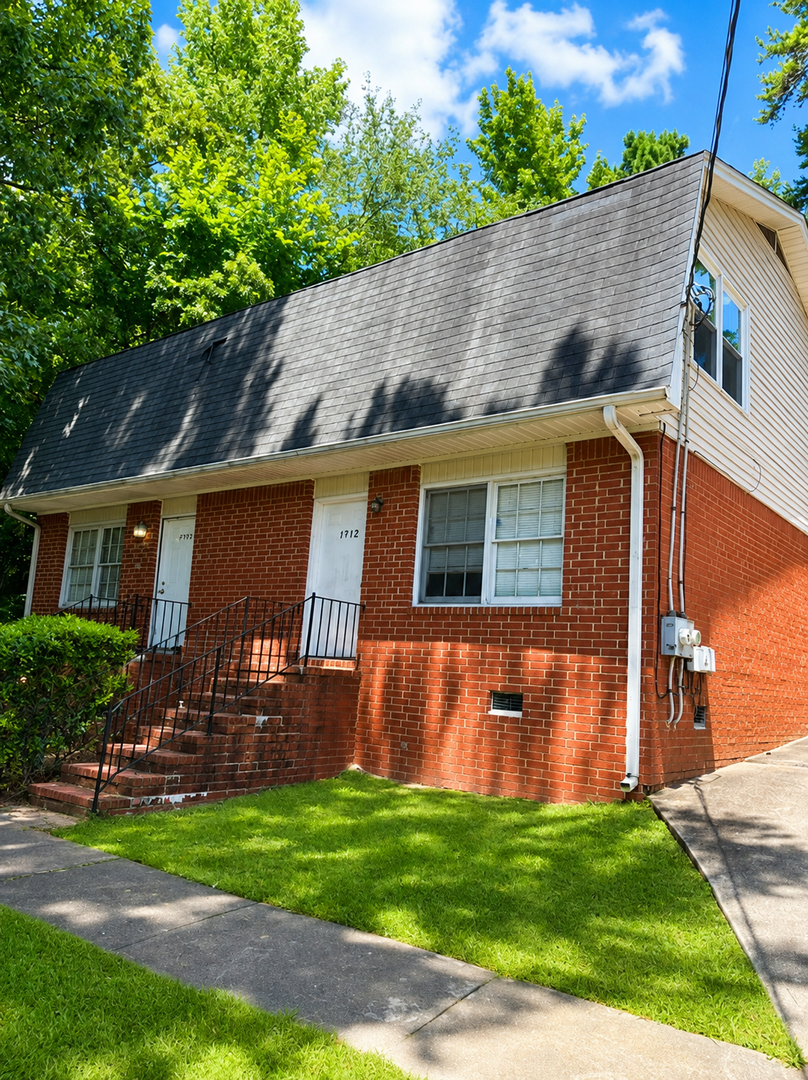 Center Point Apartment: 1900 Lyle Dr
